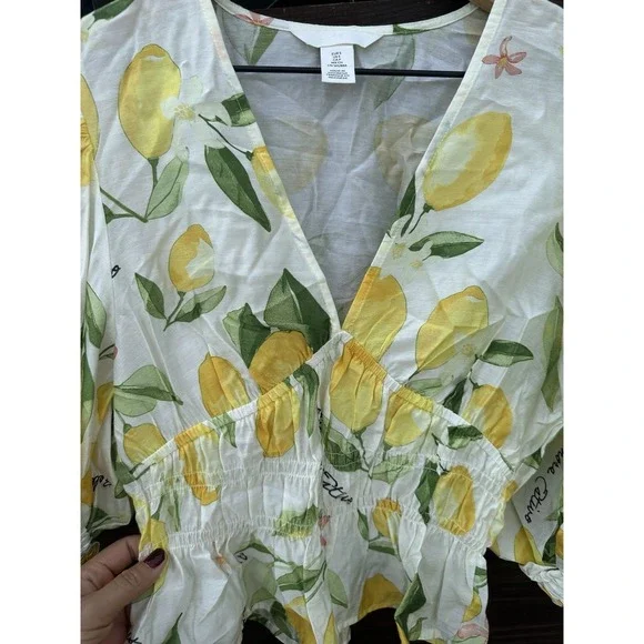 H&M Lemon Floral V Neck Top Cropped  Women's Size Small - Picture 4 of 6
